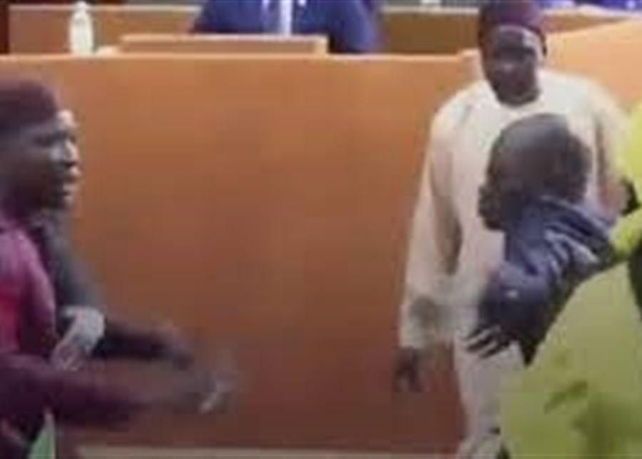 بالفيديو.. معركة بالأيدي والكراسي في برلمان السنغال